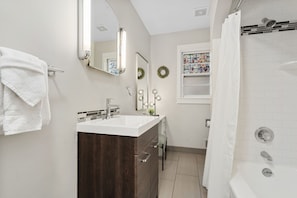 House, Multiple Beds, Patio, Garden View (622 W. Laurel St. - Group) | Bathroom | Hair dryer, towels