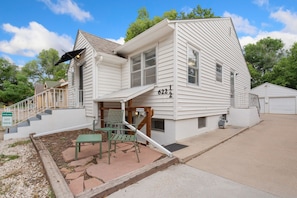 Exterior - The Rams' Den King Beds, Fire Pit, Spacious Yard (Fort Collins)