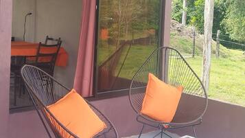 Chalet Familial, patio, vue cour intérieure | Coin séjour