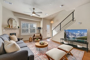 Ferienhaus, Mehrere Betten, Terrasse, Gartenblick (226 Osiander St. (Unit C & D)) | Wohnbereich | 42-Zoll-Flachbildfernseher mit Digitalempfang, Kamin