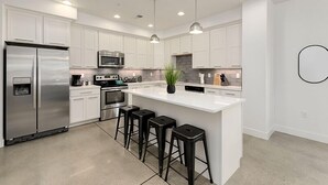 House, Berbilang Katil, Patio, Garden View (226 Osiander St. (Unit C & D)) | Dapur peribadi