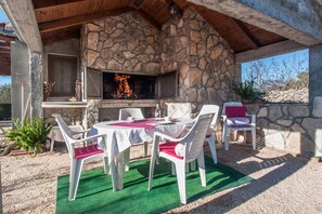 Apartment | Outdoor dining