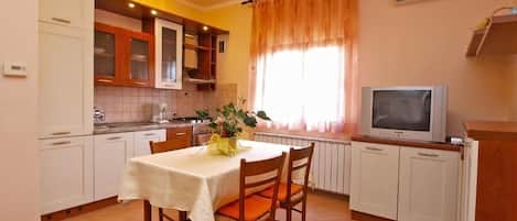 Apartment, 2 Bedrooms, Balcony | Dining room