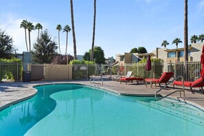 Una piscina al aire libre, una piscina climatizada