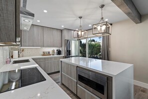 Frigorífico, microondas, horno y placa de cocina