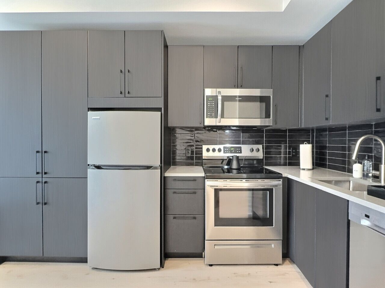 Réfrigérateur, four à micro-ondes, un four, surface de cuisson