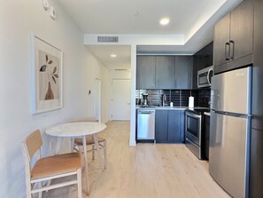 Een koelkast, een microgolfoven, een oven, een kookplaat