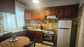 Refrigerador, microondas, horno y cafetera y tetera