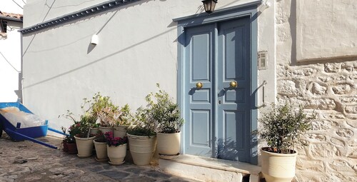 Luljeta's Guest House -
Your Peaceful Haven in Hydra’s Heart.