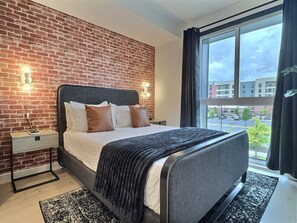 Escritorio, tabla de planchar con plancha, wifi gratis y ropa de cama 