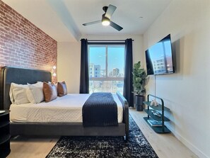 Een bureau, een strijkplank/strijkijzer, gratis wifi, beddengoed