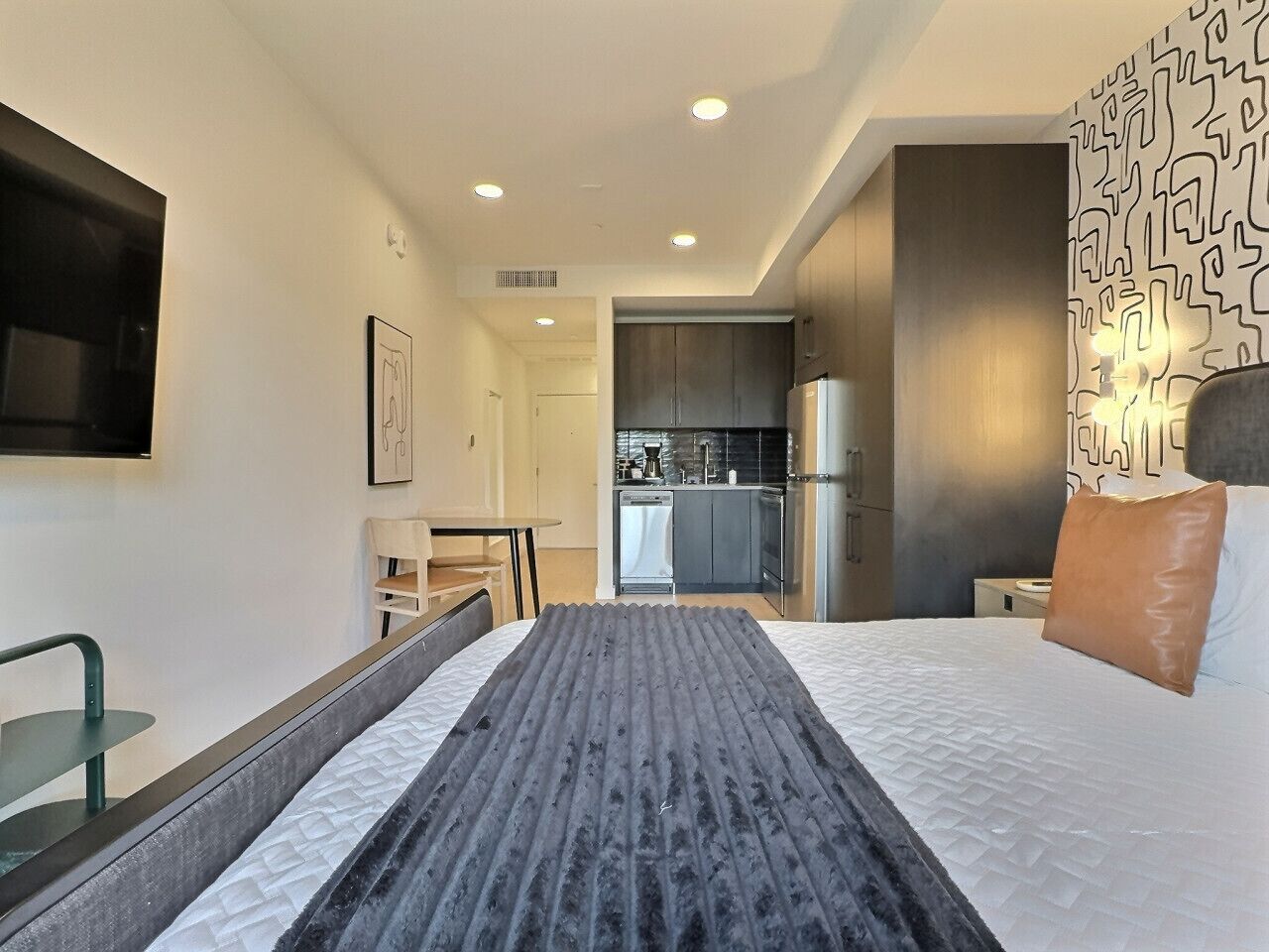 Skrivebord, strykejern/-brett, wi-fi (inkludert) og sengetøy