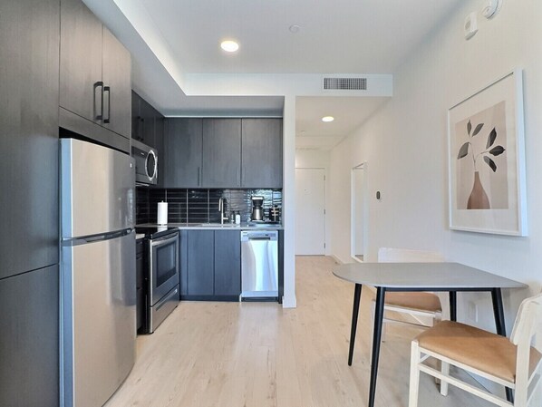 Réfrigérateur, micro-ondes, four, plaque de cuisson