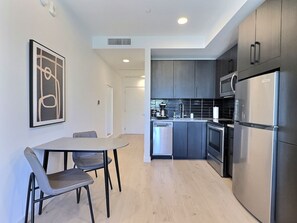 Frigorífico, microondas, horno y placa de cocina