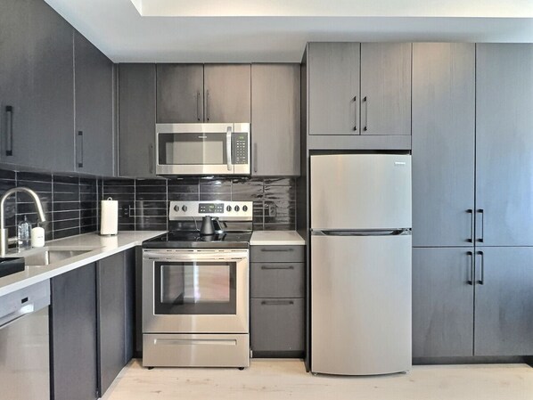 Frigorífico, microondas, horno y placa de cocina