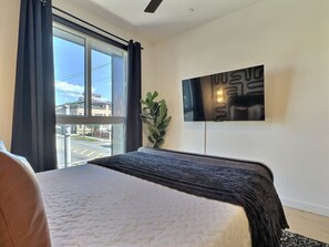 Escritorio, tabla de planchar con plancha, wifi gratis y ropa de cama