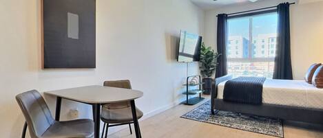 デスク、アイロン / アイロン台、WiFi (無料)、ベッドシーツ