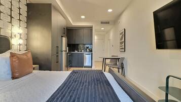 Bureau, fer et planche Ă repasser, Wi-Fi gratuit, draps fournis