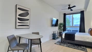 Una scrivania, ferro/asse da stiro, Wi-Fi gratuito, lenzuola