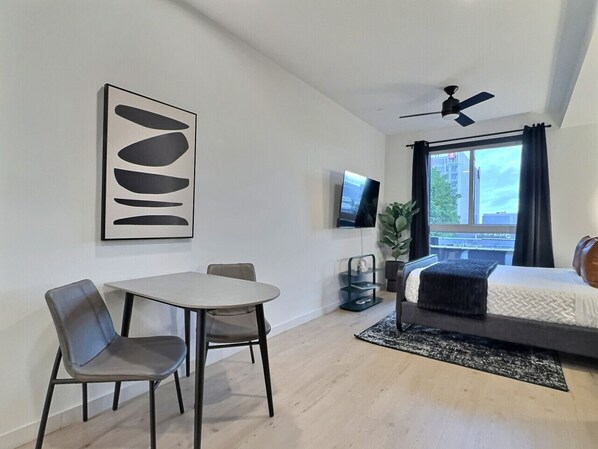 مكتب ومكواة/لوح كي وواي فاي مجانًا وملاءات أسرّة