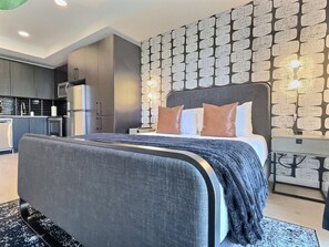 Una scrivania, ferro/asse da stiro, Wi-Fi gratuito, lenzuola