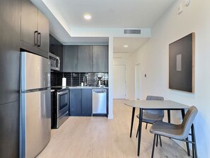 Fridge, microwave, oven, stovetop - Smart Stay in Bham | Tesla Rides + Prime Location (Birmingham)