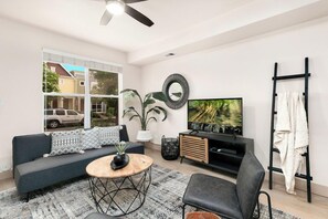 Living area - Spacious Retreat Near Old Town & Breweries (Fort Collins)