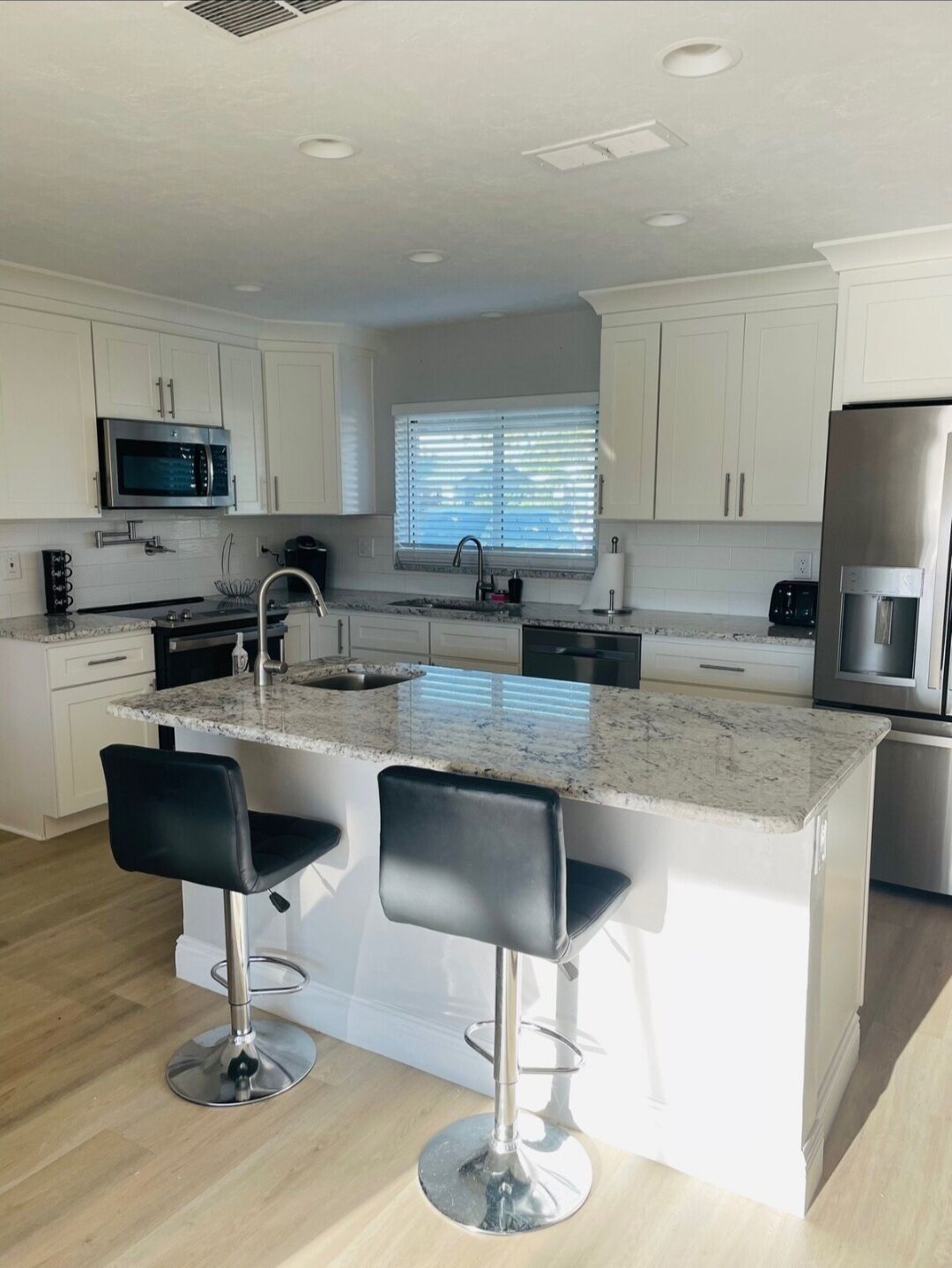 Microondas, horno, parrilla de estufa y lavavajillas 