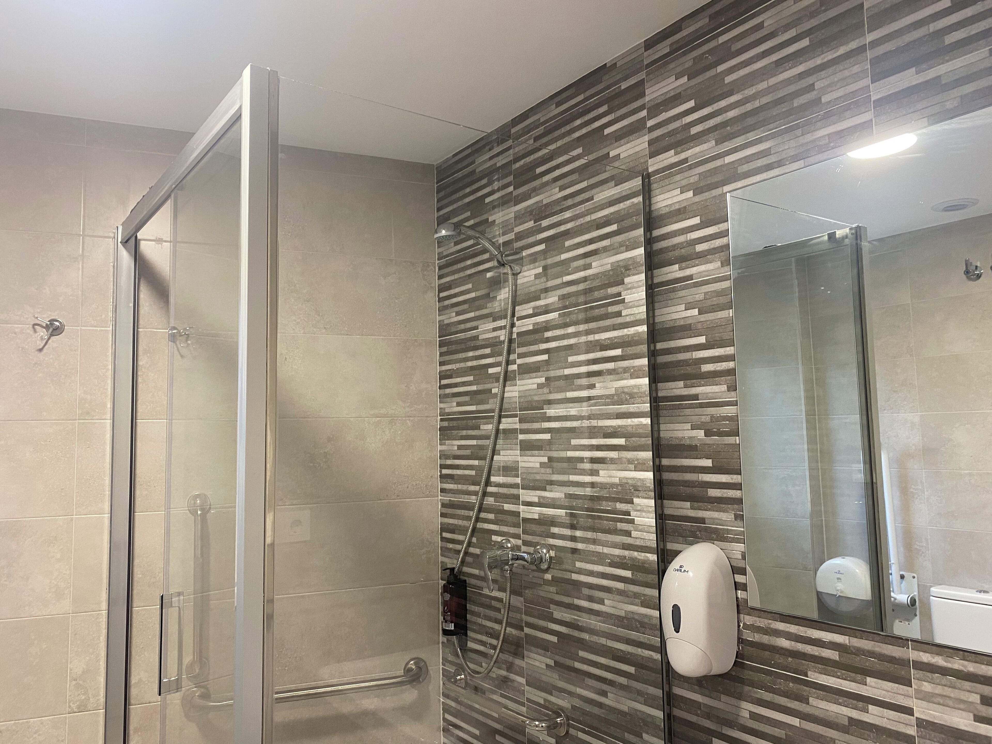 ห้องเบสิกพักรวม, หลายเตียง, เครื่องปรับอากาศ, วิวภูเขา | ห้องน้ำ