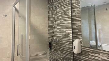 Dormitorio compartido básico, varias camas, Aire acondicionado, vistas a la montaña | Baño