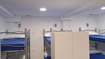 Dormitorio compartido básico, varias camas, Aire acondicionado, vistas a la montaña | Wifi gratis