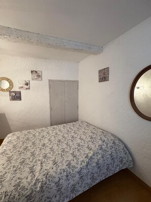 2 bedrooms, iron/ironing board, bed sheets