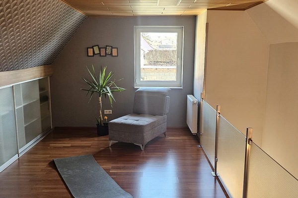 Galerie mit Leseecke und Yoga-Matte, 
Faszienrollen vorhanden