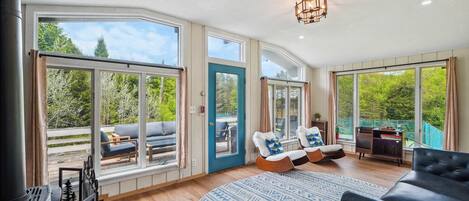 Télévision, cheminée, espaces bureaux