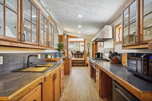Fridge, microwave, oven, stovetop - The Myrtle Villa Hot Tub  Pool Near Mount Snow (Dover)