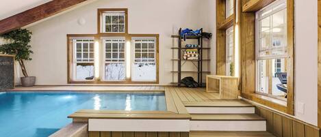 Una piscina cubierta