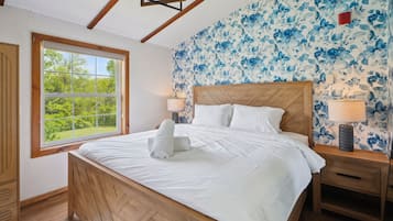 6 bedrooms, desk, iron/ironing board, travel cot
