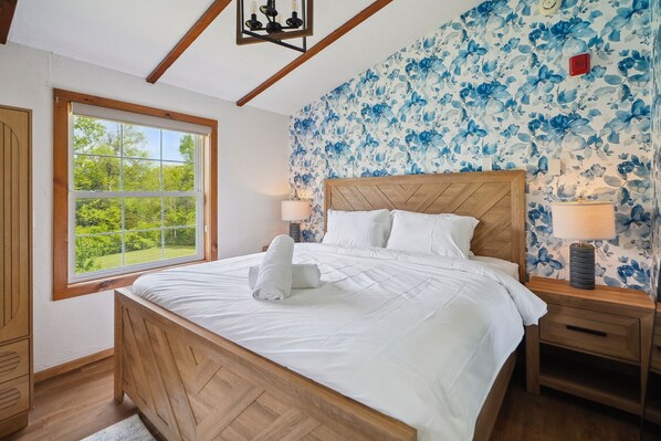 6 bedrooms, desk, iron/ironing board, travel crib
