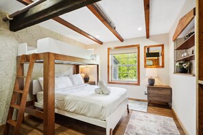 6 bedrooms, desk, iron/ironing board, travel crib