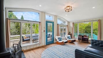 TV, fireplace, books, offices