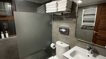 Doccia, asciugacapelli, asciugamani, sapone