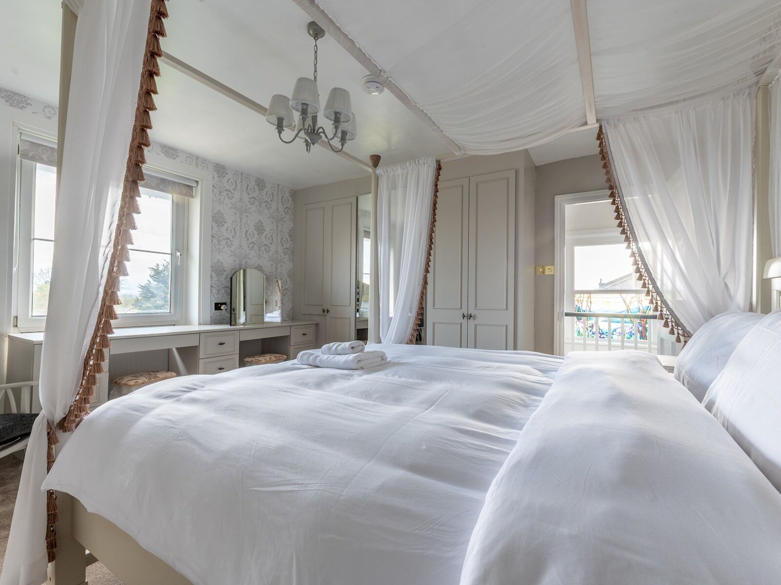 4 bedrooms, desk, iron/ironing board, free WiFi