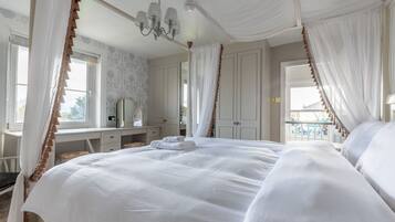 4 bedrooms, desk, iron/ironing board, free WiFi