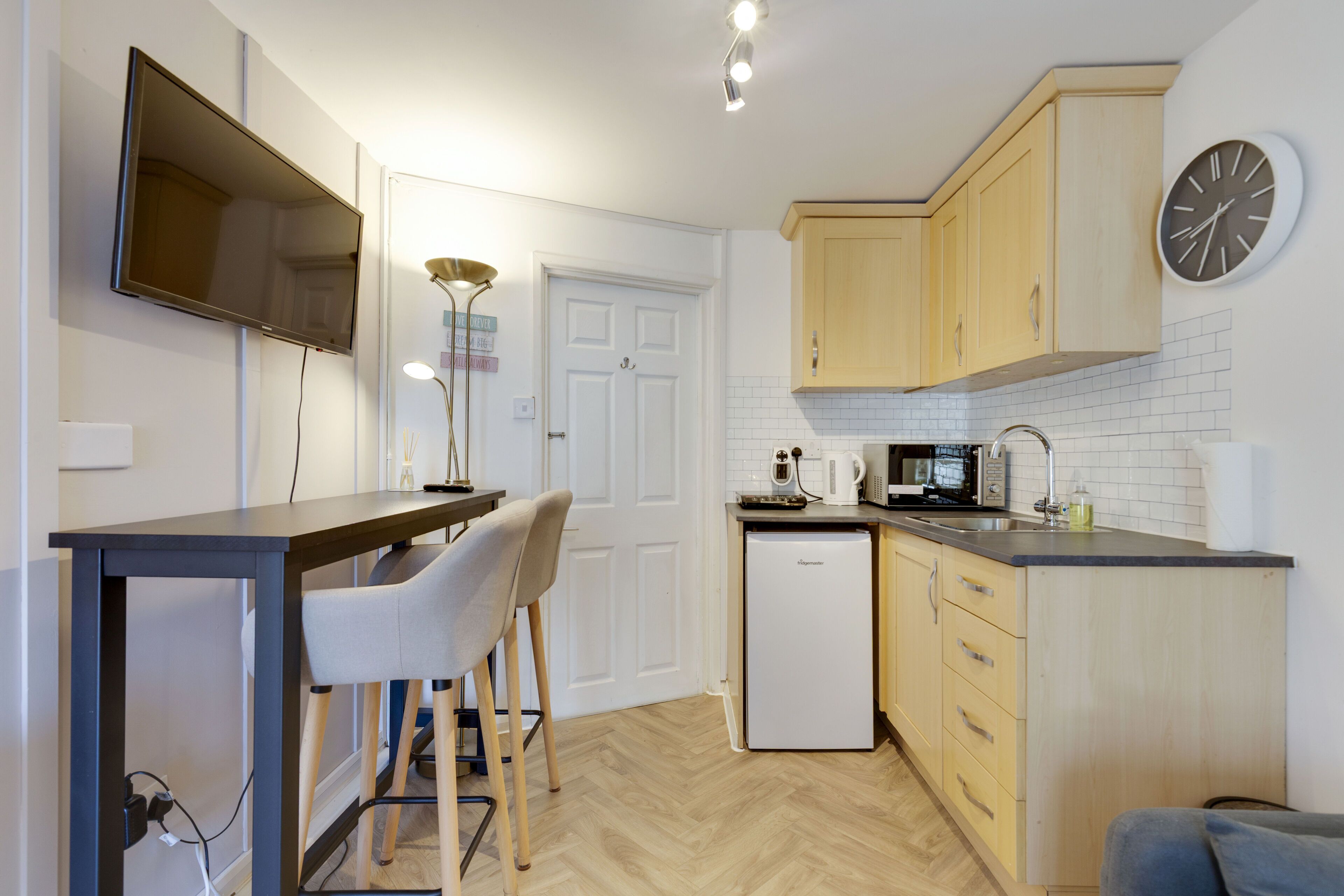 Fridge, microwave, oven, coffee/tea maker