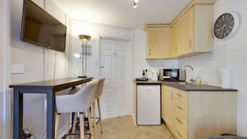 Fridge, microwave, oven, coffee/tea maker