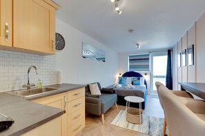 1 habitación, tabla de planchar con plancha, wifi gratis y ropa de cama 