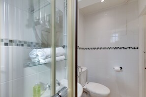 A modern bathroom with a glass shower enclosure, a white toilet, and a glass-topped sink. - Pass the Keys | Stylish and modern apartment (Cambridge)