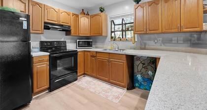Guesthouse in High Springs with jacuzzi tub, Walk to downtown, Close to Springs!