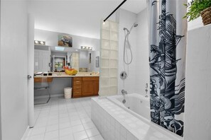 Jetted tub, towels, soap, shampoo