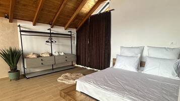 1 habitación, tabla de planchar con plancha, cuna de viaje y wifi